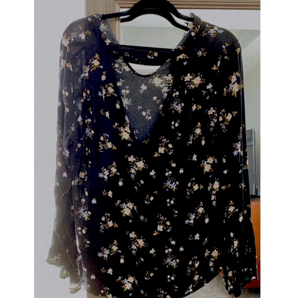*sold* Bell Sleeve Blouse